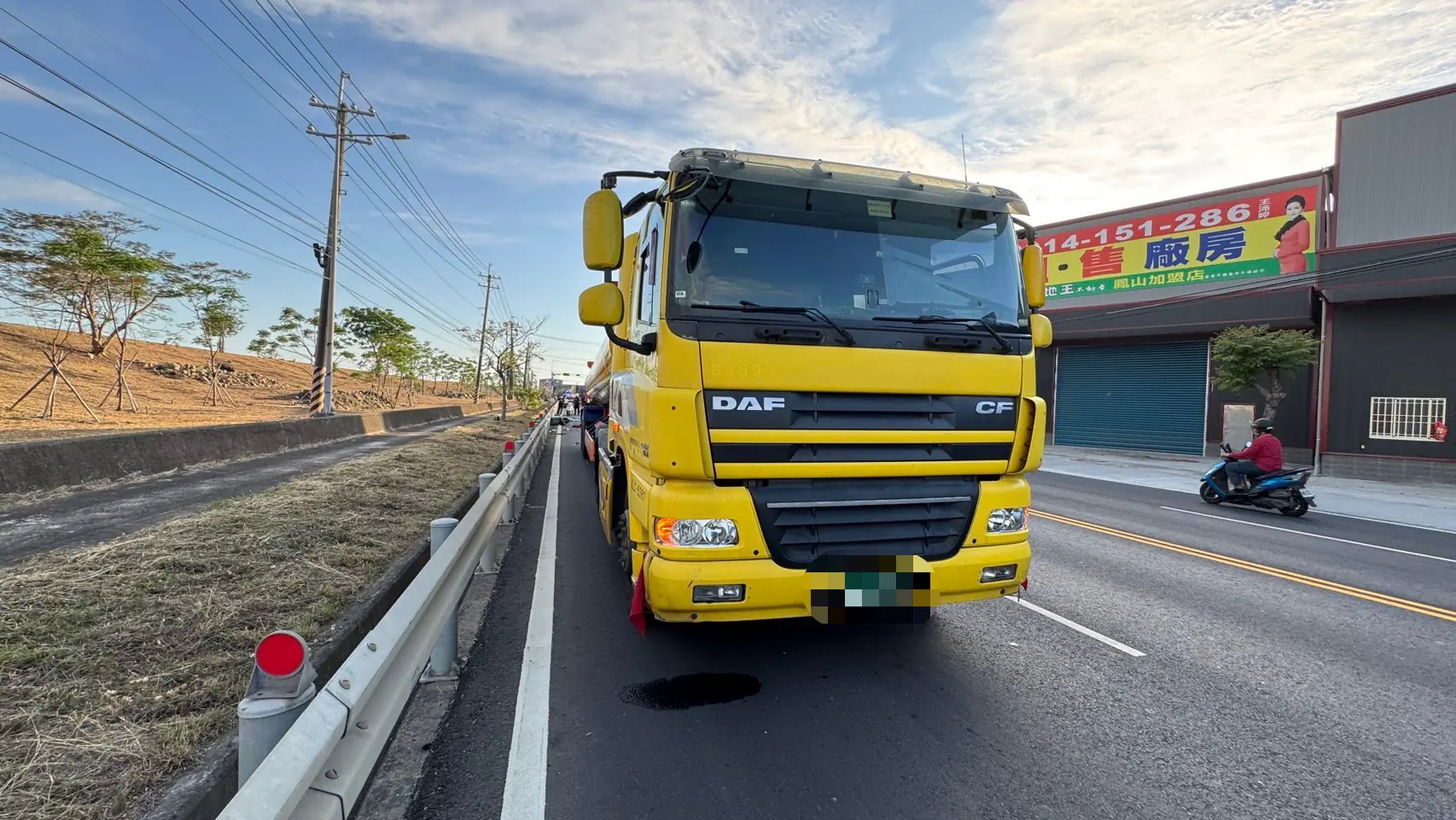 高雄曳引車與機車碰撞 騎士魂斷大車輪下 高雄曳引車與機車碰撞 騎士魂斷大車輪下
