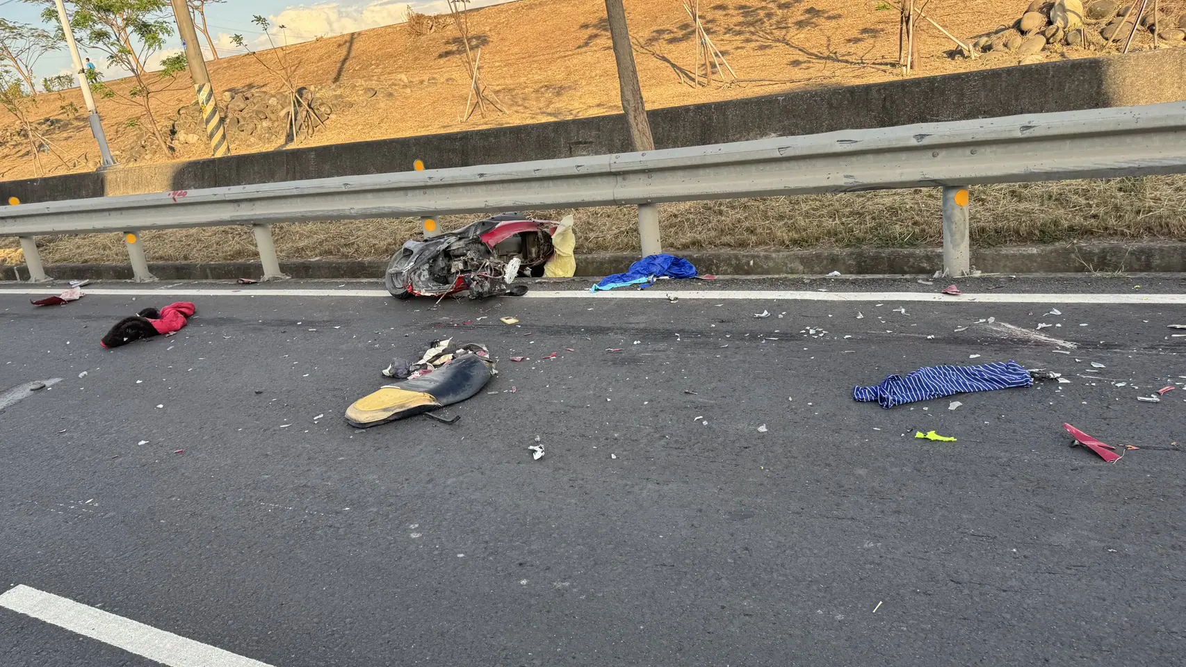 高雄曳引車與機車碰撞 騎士魂斷大車輪下 曳引車與機車碰撞,騎士當場死亡。翻攝畫面