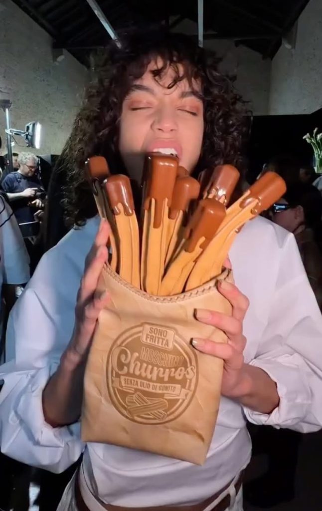 童年記憶的時尚狂想:Adrian Appiolaza 執掌 MOSCHINO 2026 秋冬系列 童年記憶的時尚狂想:Adrian Appiolaza 執掌 MOSCHINO 2026 秋冬系列