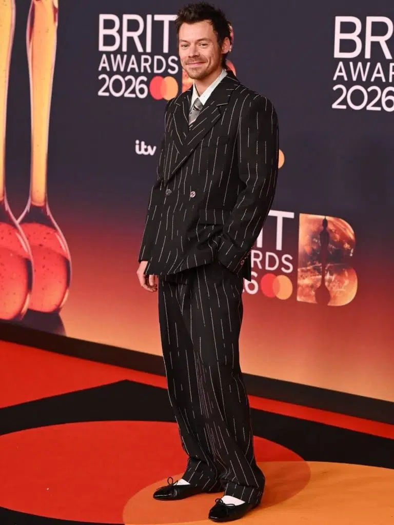 Harry Styles 閃耀全英音樂獎!披 CHANEL 訂製戰袍獻唱新歌 Harry Styles 閃耀全英音樂獎!披 CHANEL 訂製戰袍獻唱新歌