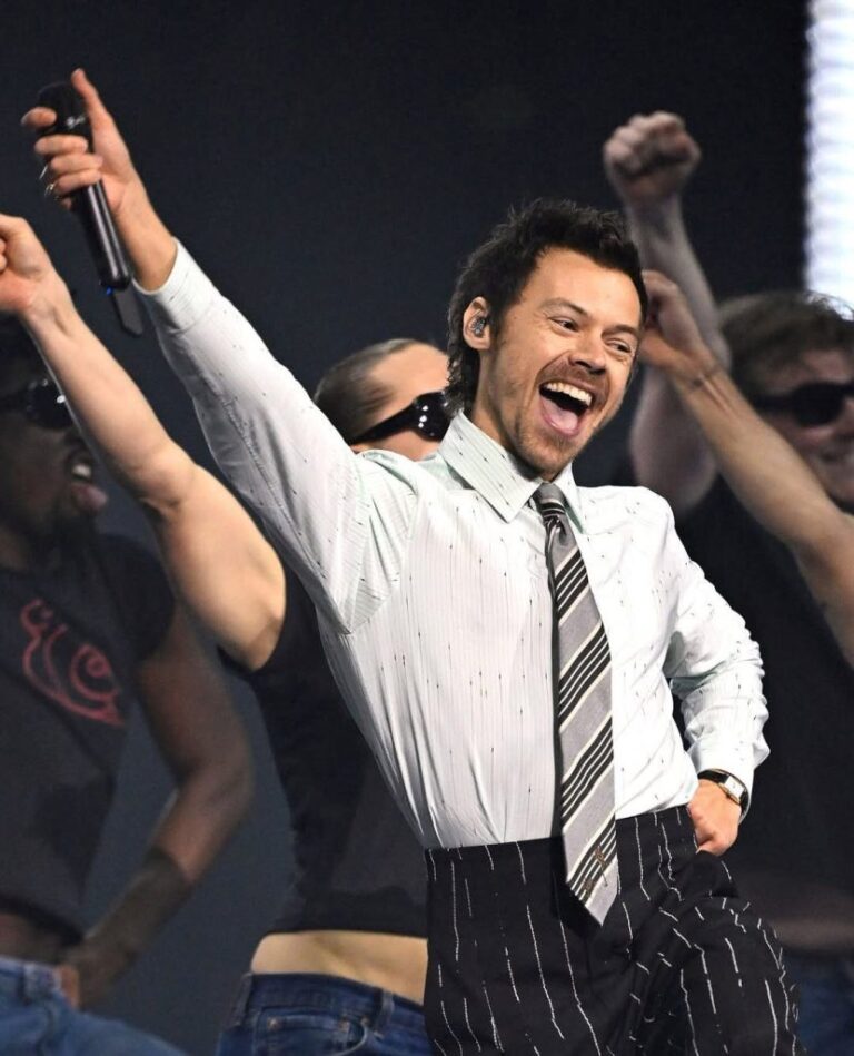Harry Styles 閃耀全英音樂獎！披 CHANEL 訂製戰袍獻唱新歌