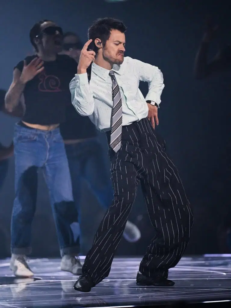 Harry Styles 閃耀全英音樂獎!披 CHANEL 訂製戰袍獻唱新歌 Harry Styles 閃耀全英音樂獎!披 CHANEL 訂製戰袍獻唱新歌