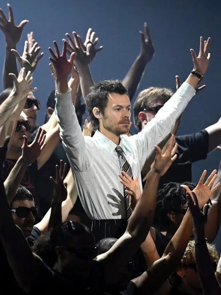 Harry Styles 閃耀全英音樂獎!披 CHANEL 訂製戰袍獻唱新歌 Harry Styles 閃耀全英音樂獎!披 CHANEL 訂製戰袍獻唱新歌