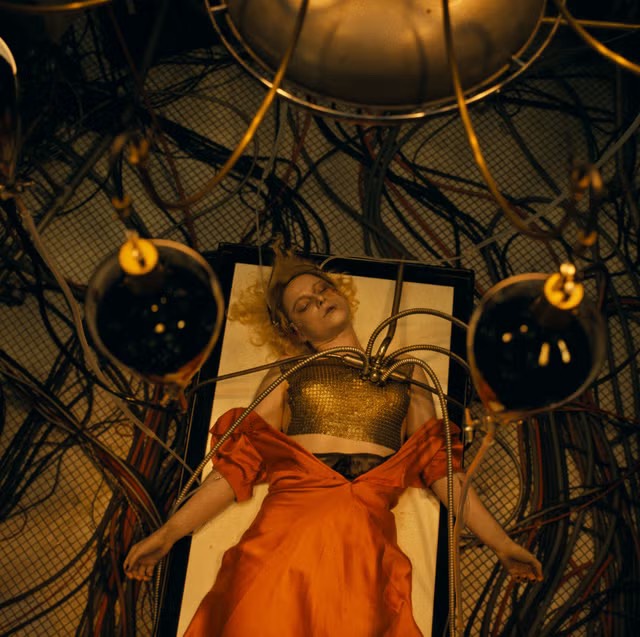 影壇震撼彈!瑪姬葛倫霍新作《科學新娘!》翻轉經典 打造1930年代狂野亡命鴛鴦 影壇震撼彈!瑪姬葛倫霍新作《科學新娘!》翻轉經典 打造1930年代狂野亡命鴛鴦