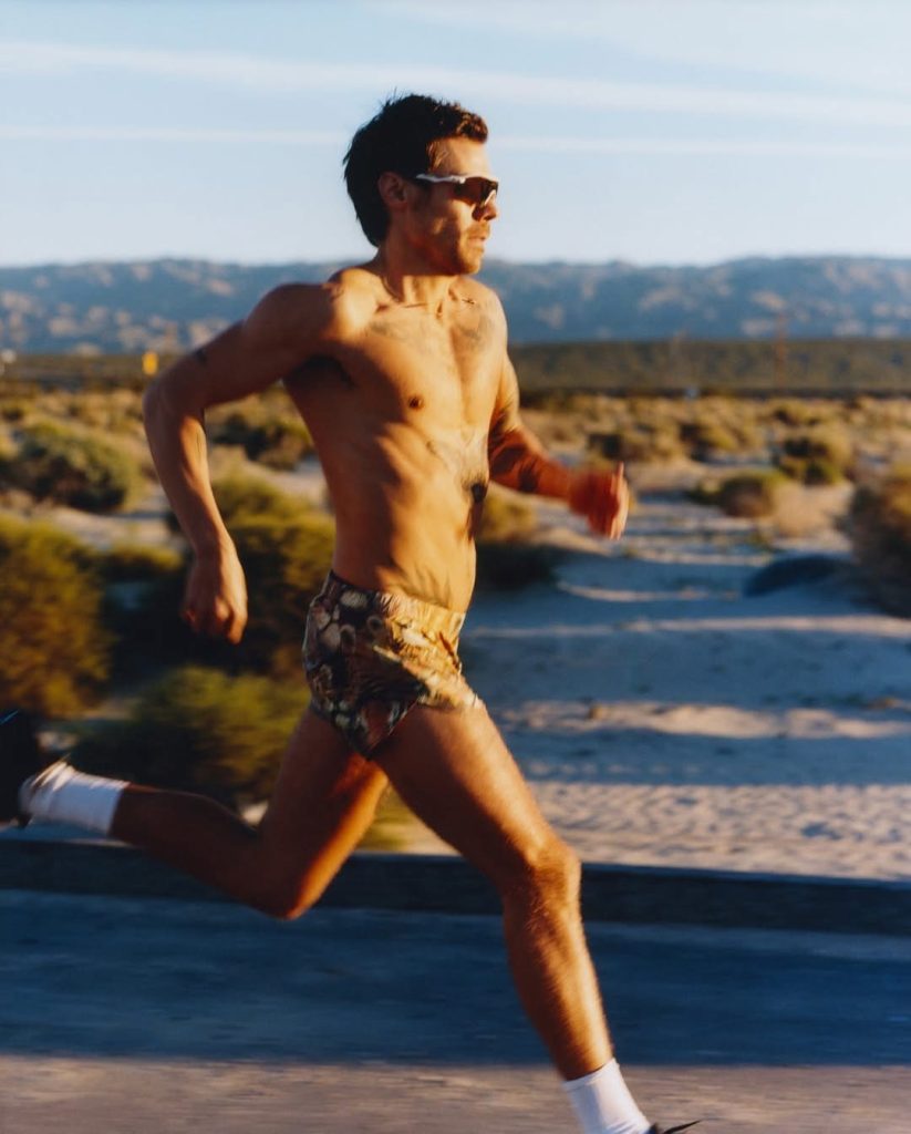 靈魂開跑!Harry Styles 登《Runner’s World》封面,與村上春樹對談「跑步與創作」 靈魂開跑!Harry Styles 登《Runner’s World》封面,與村上春樹對談「跑步與創作」