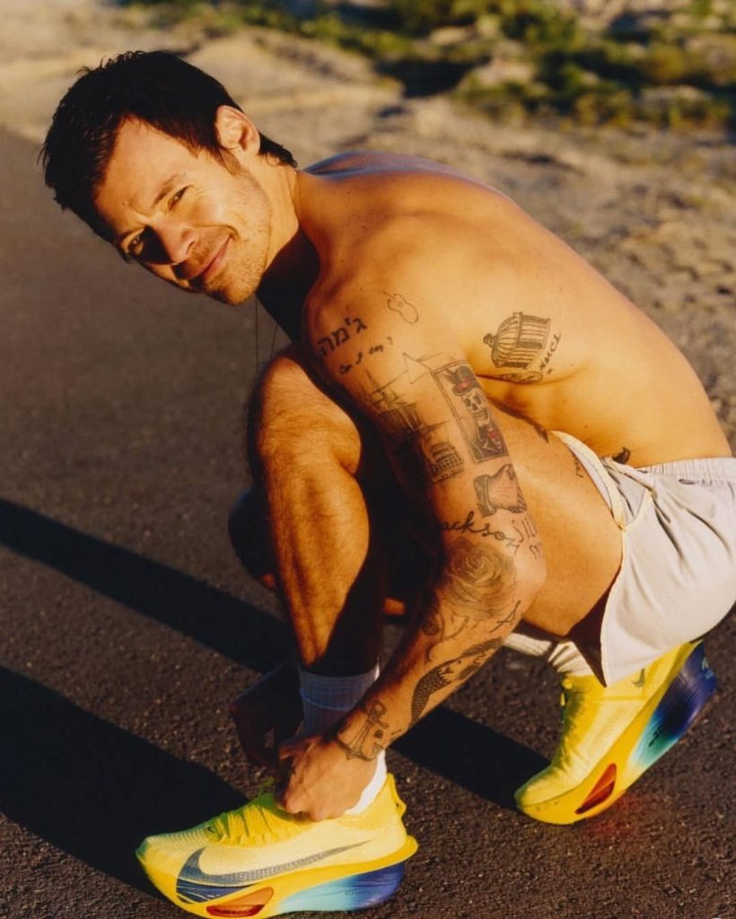 靈魂開跑!Harry Styles 登《Runner’s World》封面,與村上春樹對談「跑步與創作」 靈魂開跑!Harry Styles 登《Runner’s World》封面,與村上春樹對談「跑步與創作」