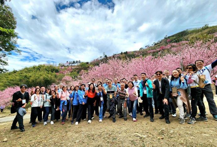 雲林官學醫院檢調平台會議聚焦SDGs目標 打造安全、健康、永續宜居城市 115年雲林縣官學醫及院檢調平台第一次聯繫會議於草嶺召開,與會人員於會前欣賞盛開櫻花。