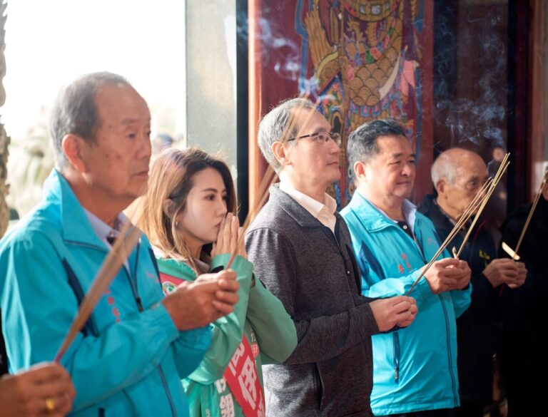 鄭運鵬陪同參香掃街力挺新世代 簡伊翎宣示五大承諾展現改革決心