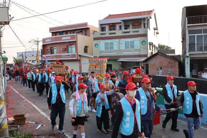 雲林縣定民俗五股開臺尊王過爐大典登場 傳承百年香路與庄頭情誼 雲林縣定民俗五股開臺尊王過爐大典,信眾隨著國姓公踏上百年香路,展現庄頭情誼及雲林信仰文化。