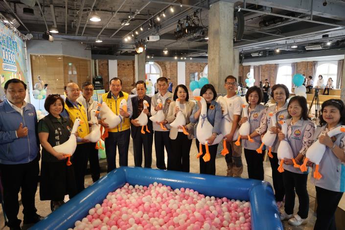 8米巨型天鵝登場 雲林天鵝湖嘉年華嗨翻兒童節 山海連線 生態觀光產業齊串連 「雲林天鵝湖嘉年華」特別選在有小日月潭之稱的椬梧滯洪池舉辦,希望打造一個兼具童趣、藝術與生態教育的活動場域