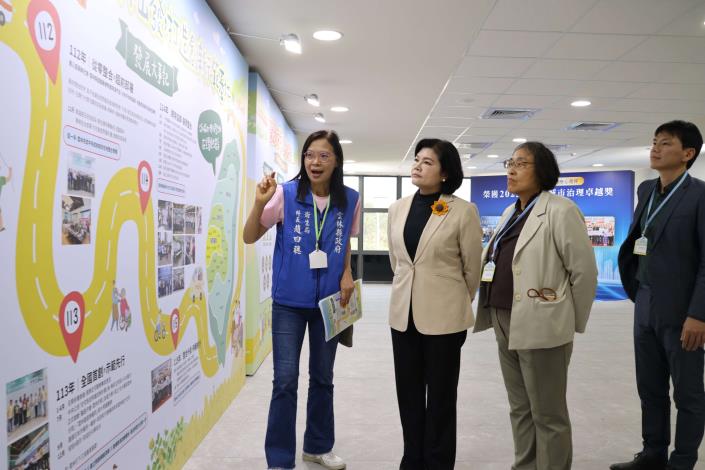 在宅醫療國際研討會隆重登場 台日韓專家齊聚雲林共議高齡醫療 研究會場二樓設置「雲林在宅醫療專區」,展示雲林在宅急症照護加值方案自推動以來的發展足跡與政策成果。