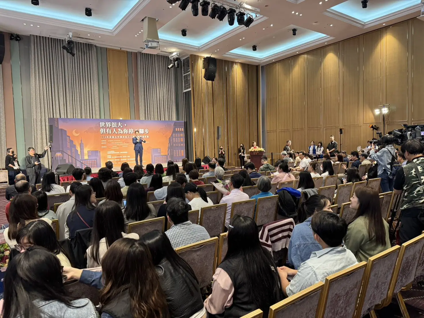 「世界很大,但有人為你停下腳步」 北市表揚42位優良社工、攝影展同步登場 「世界很大,但有人為你停下腳步」 北市表揚42位優良社工、攝影展同步登場