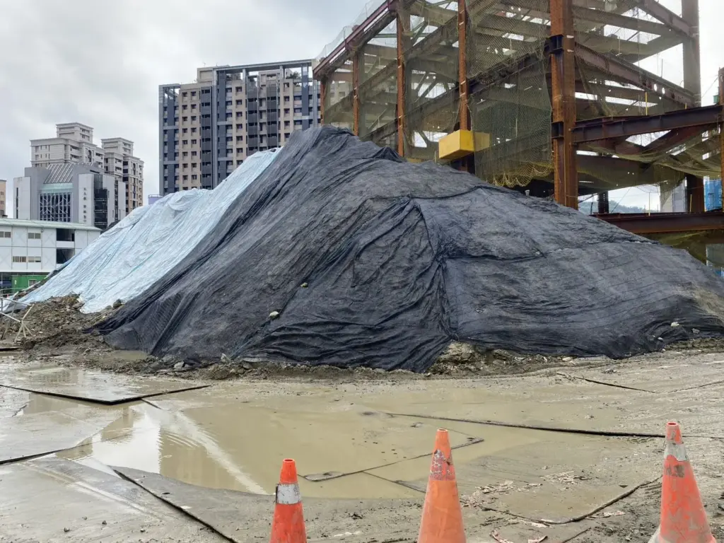 北市府推「都更八箭」三年有成 首案土方運臺北港 北市府推「都更八箭」三年有成 首案土方運臺北港