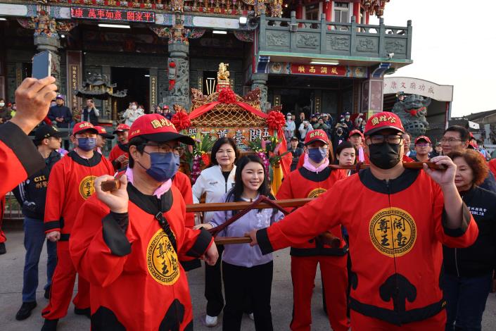雲林縣定民俗五股開臺尊王過爐大典登場 傳承百年香路與庄頭情誼 張縣長掌轎恭送五股開臺尊王國姓公前往斗南鎮靖興里