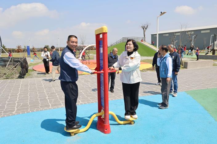 臺西鄉公所綠美化廣場落成 嶄新門面提供洽公民眾、鄉親更舒適友善公共場域 張麗善縣長與李文來鄉長測試廣場內體健設施
