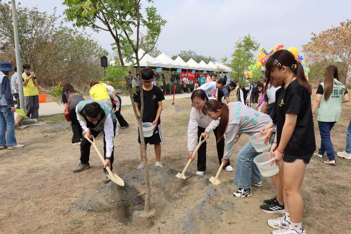雲縣府於西螺舉辦植樹節活動 大小朋友在埔心安定公園一同種下綠意 副縣長謝淑亞、農業部林保署南投分署長李志珉、西螺鎮長廖秋萍和學童一起種下希望的樹