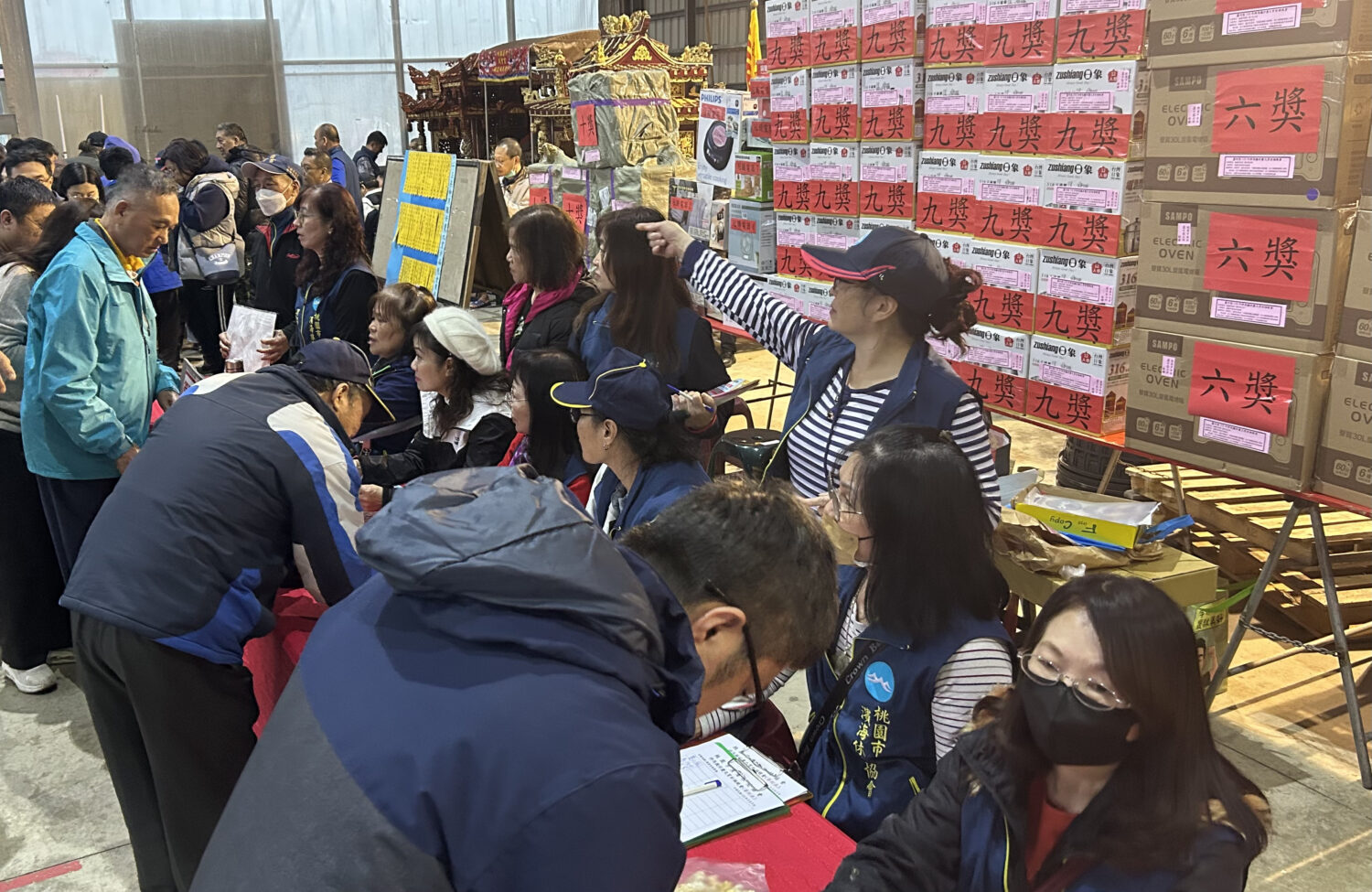 濱海休閒協會聯手蘆竹三里辦晚會慶元宵 1.2噸龍米龜亮相超吸睛 桃園市濱海休閒協會聯手蘆竹區坑口里及濱海里、海湖里等,在誠聖宮盛大舉辦元宵祈福晚會,提供眾多獎品進行摸彩,吸引大量里民前往共慶元宵。(記者陳世軒攝)