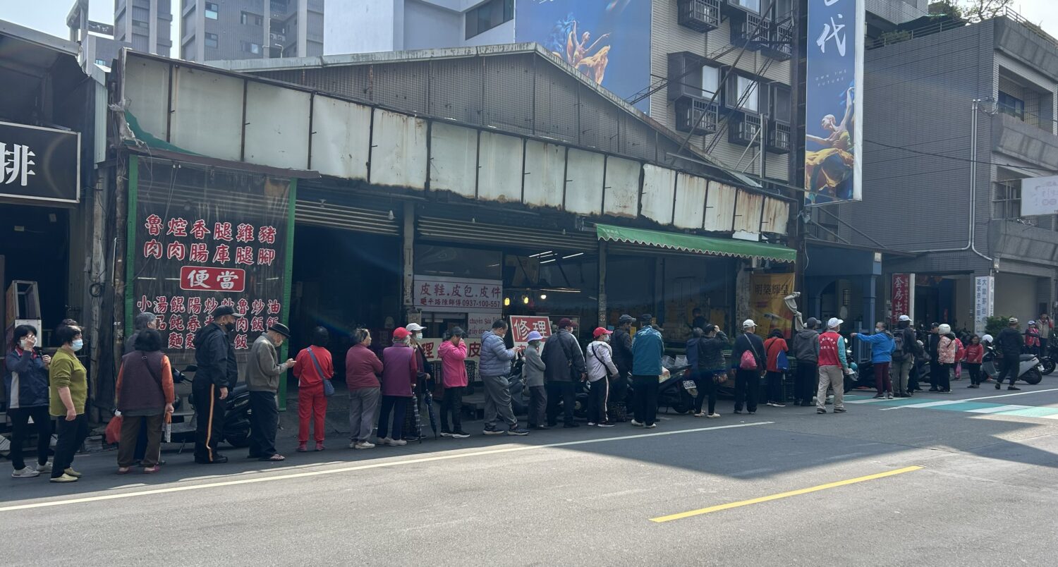 百份愛心便當秒殺!桃園雲林里長翁渭業期待傳遞善循環 活動預計上午11點展開,但10點就大排長龍,最終僅用20分鐘便當就全數領取完畢。(記者陳世軒攝)