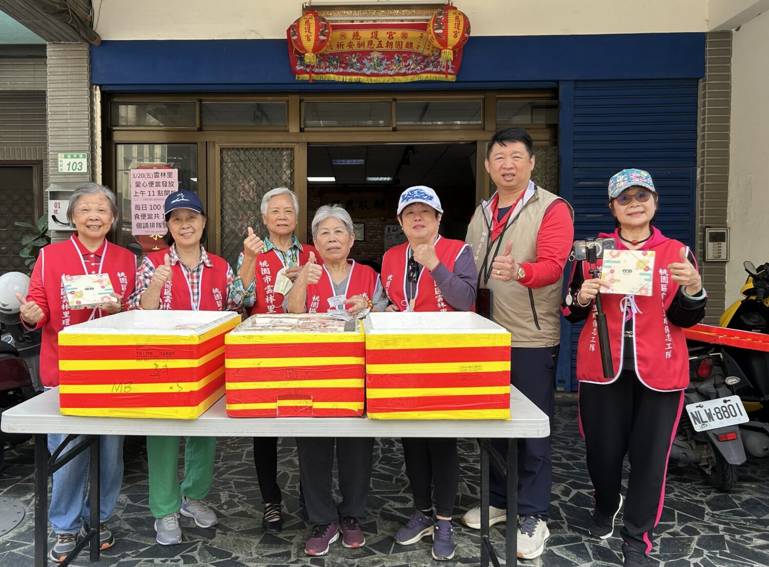 百份愛心便當秒殺!桃園雲林里長翁渭業期待傳遞善循環 桃園市桃園區雲林里辦公處今(20)日起舉辦愛心便當發放活動,里長翁渭業(右2)期待民眾能接住這份善心,再向外擴散造福社會。(記者陳世軒攝)