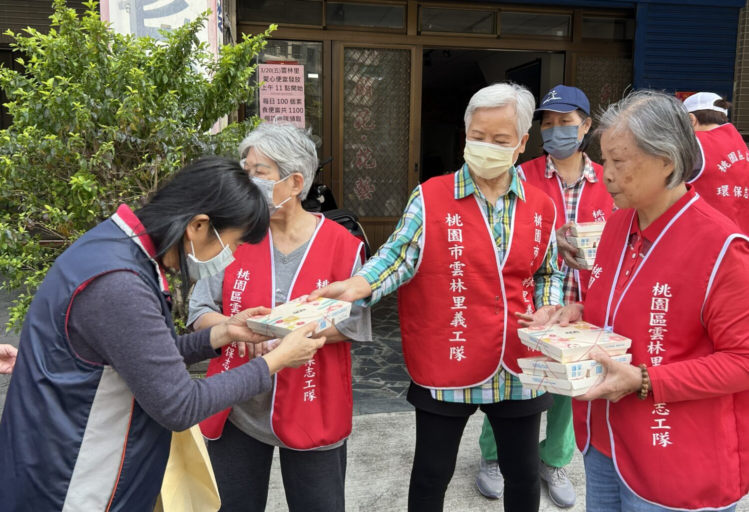 百份愛心便當秒殺!桃園雲林里長翁渭業期待傳遞善循環 鄰長們及熱心里民自願成為志工,幫助發放愛心便當,為弱勢的里民盡一份心力。(記者陳世軒攝)