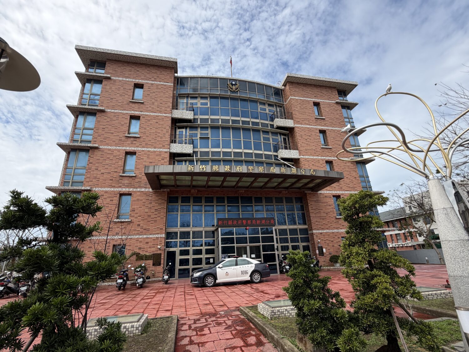 【獨家】新竹持槍闖宅押人上車?西濱上演生死逃亡!警快打壓制疑暴力討債 新竹縣政府警察局新湖分局外觀。警方表示本案疑涉財務糾紛暴力討債,已報請檢察官指揮偵辦。(圖/記者林照東攝)