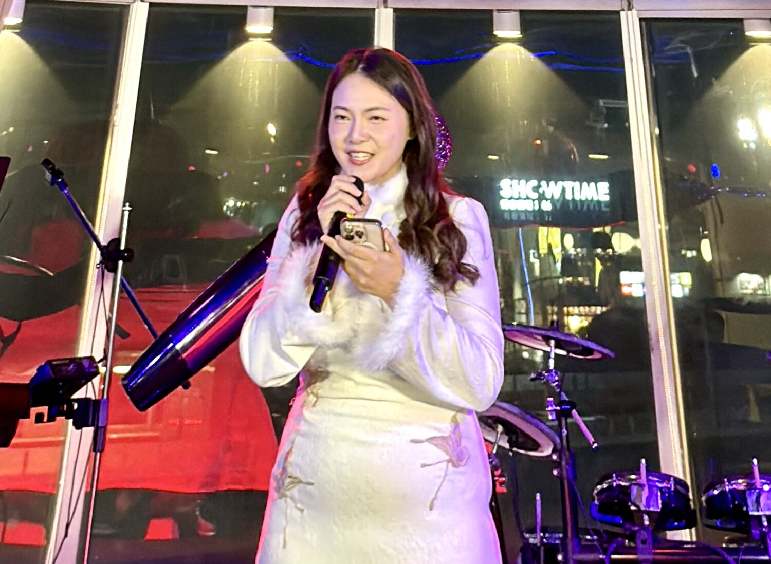 200創作者集結啟動跨境戰略「JDI聯盟成軍」布局AI內容新戰場 核心統籌妍黎於晚會中發表談話,說明JDI聯盟未來AI孵化與跨境電商發展藍圖。(圖/記者林照東攝)