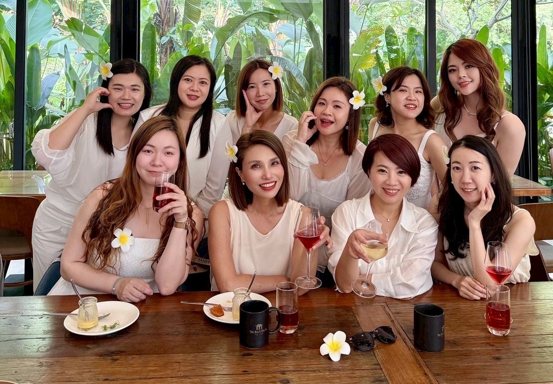 單親逆境到事業舞台 麗富康協理旆如「翻轉人生」用專業幫助更多女性 雅君老師(下排右二)帶著原本害怕人群的旆如參加課程,融入團隊。( 圖/麗富康國際提供)