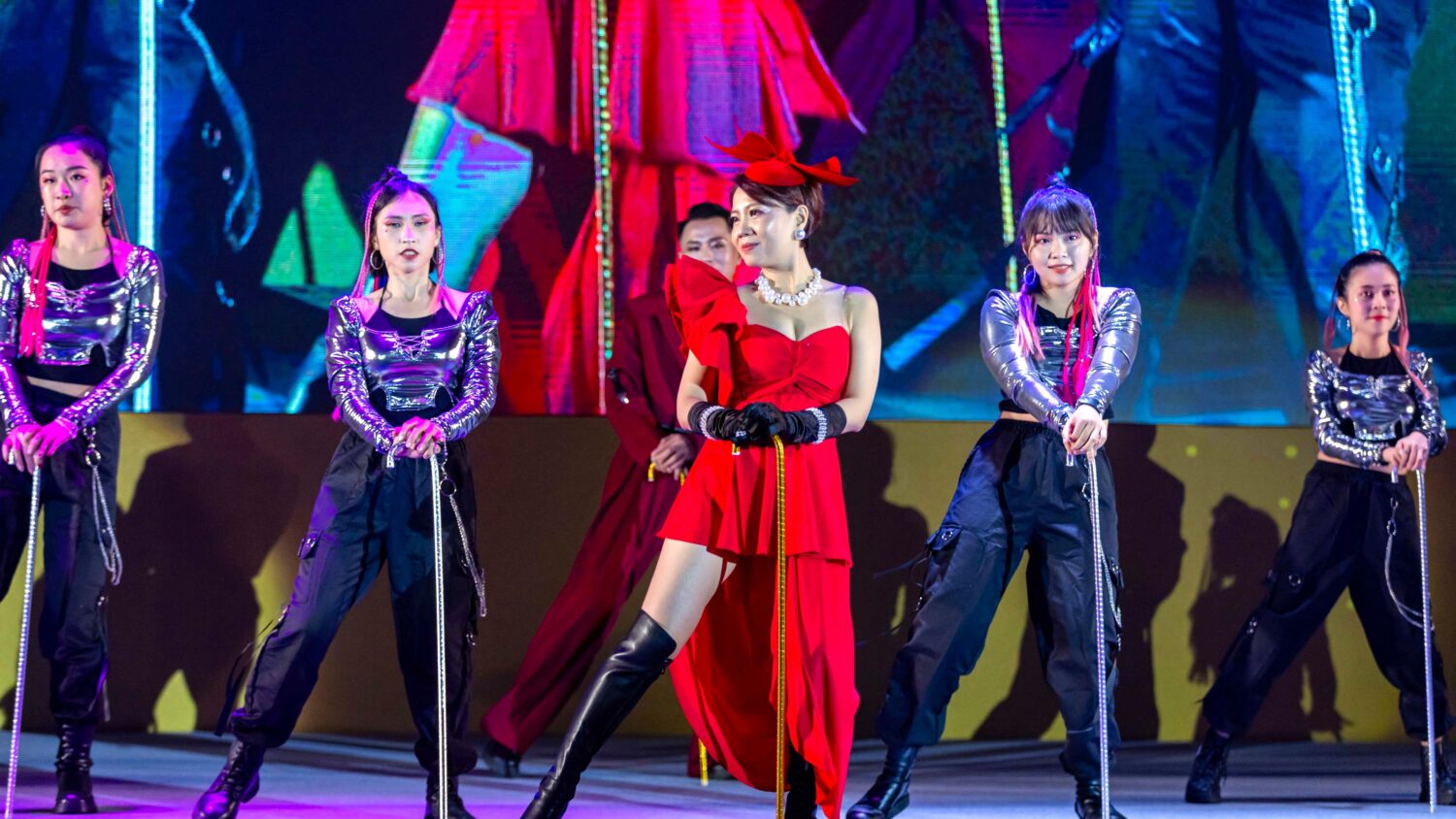 單親逆境到事業舞台 麗富康協理旆如「翻轉人生」用專業幫助更多女性 2025年旆如擔任千人活動主持人。( 圖/麗富康國際提供)