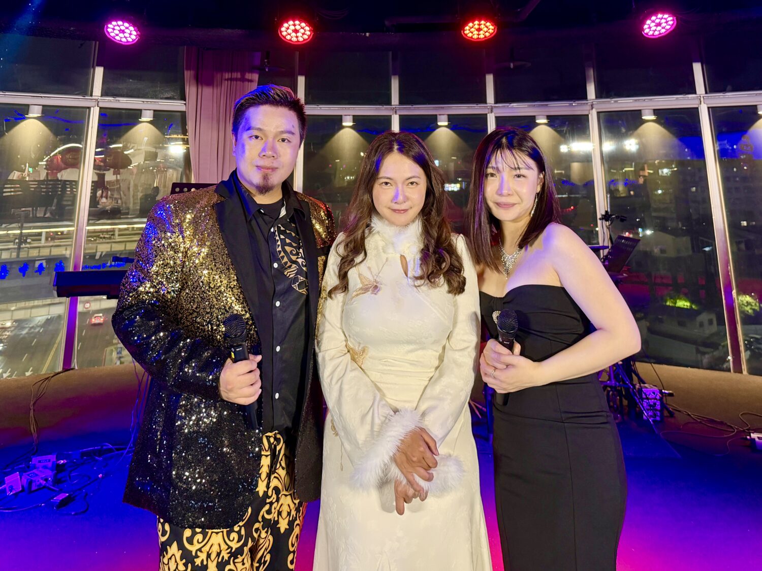 200創作者集結啟動跨境戰略「JDI聯盟成軍」布局AI內容新戰場 JDI聯盟2月28日晚間正式成立,虎克船長擔任主持人,與核心統籌妍黎及主力帶貨直播主饅頭同台合影,宣告AI創作者整合時代來臨。(圖/記者林照東攝)