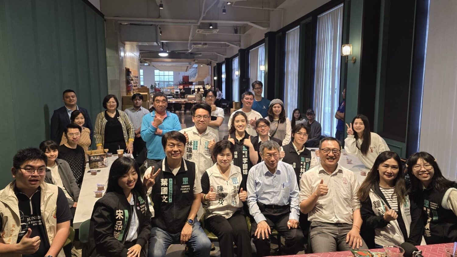 「柯文哲參訪赫曼咖啡」電費砍半、瓦斯省4成 綠電工廠成轉型範本 柯文哲與民眾黨新竹團隊及企業代表合影,展現支持地方產業與綠能轉型決心。(圖/記者林照東翻攝)