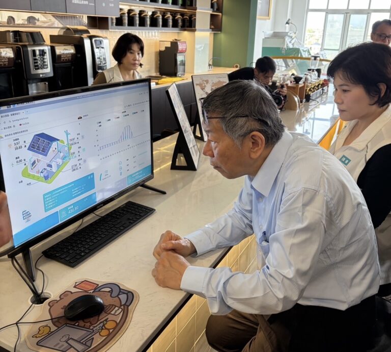 「柯文哲參訪赫曼咖啡」電費砍半、瓦斯省4成　綠電工廠成轉型範本