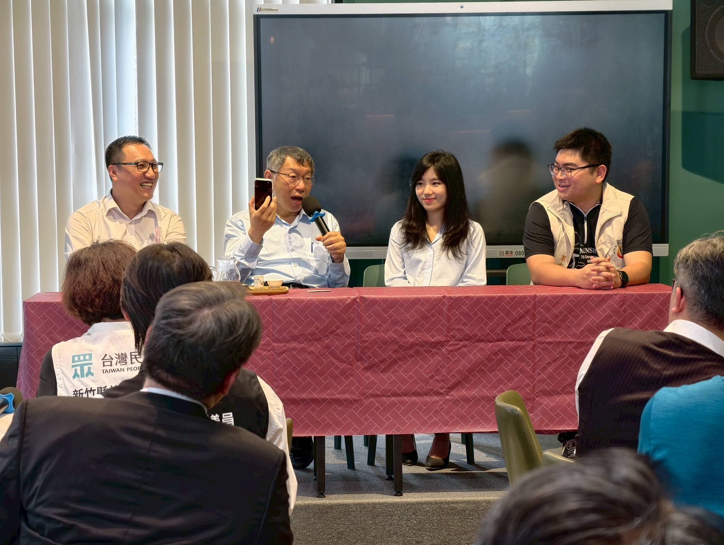 「柯文哲參訪赫曼咖啡」電費砍半、瓦斯省4成 綠電工廠成轉型範本 柯文哲於座談會中發言,說明中小企業能源轉型政策方向,與民眾黨新竹團隊交流產業升級議題。(圖/記者林照東翻攝)