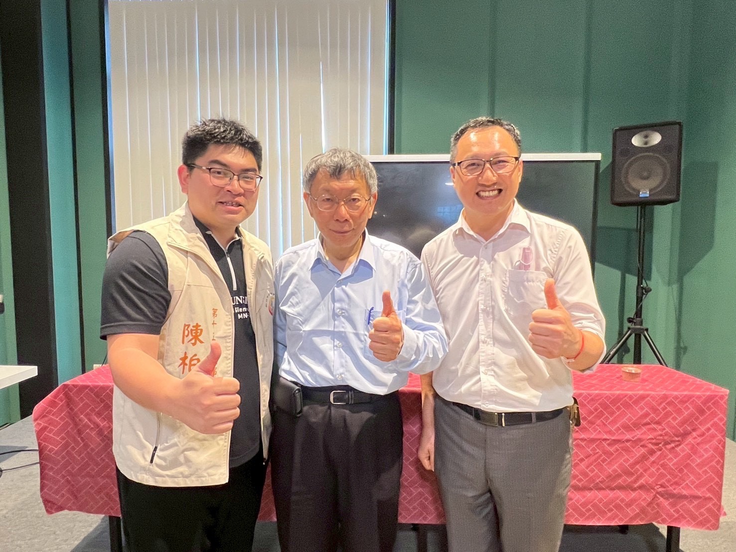 「柯文哲參訪赫曼咖啡」電費砍半、瓦斯省4成 綠電工廠成轉型範本 新竹市創新創業協會理事長陳柏元、柯文哲及赫曼咖啡王進忠總經理為綠電咖啡工廠轉型留下紀錄。(圖/記者林照東翻攝)