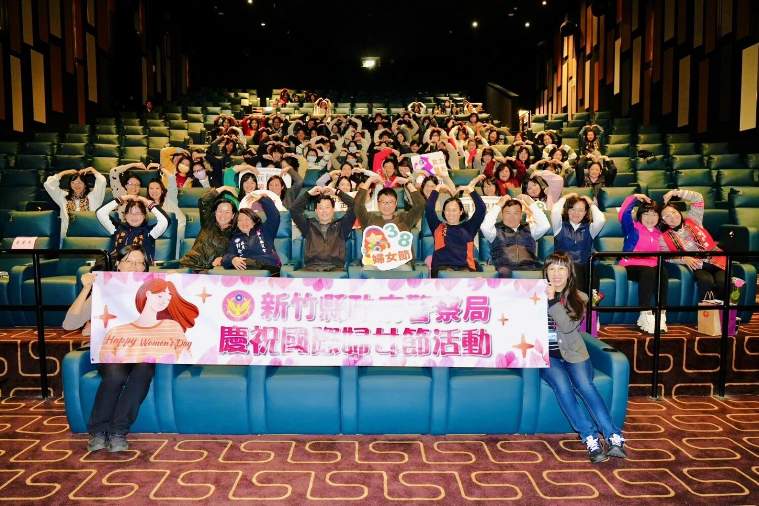 竹縣警婦女節首創包場電影《陽光女子合唱團》致敬警界女力 新竹縣政府警察局於婦女節前夕包場觀賞電影《陽光女子合唱團》,女性同仁齊聚影廳以愛心手勢合影,氣氛溫馨熱絡,共同歡慶國際婦女節。(圖/新竹縣警察局提供)