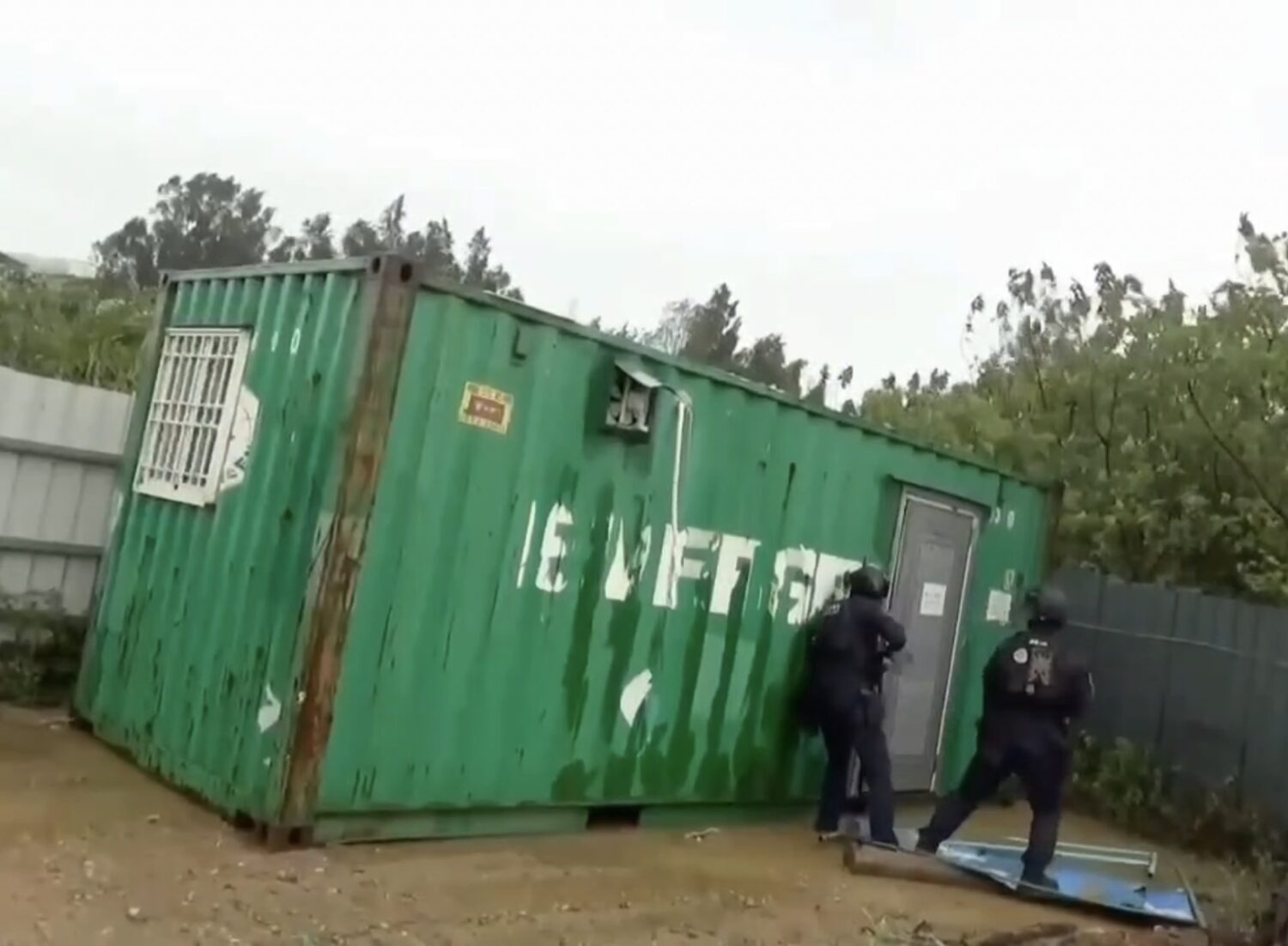 「安居專案重擊毒網」竹北警攻破新豐製毒據點查扣千包咖啡包 警方鎖定製毒據點後,結合維安特勤警力展開攻堅行動,強勢突入涉嫌製毒工廠,瓦解毒品分裝及製造據點。(圖/新竹縣警察局提供)