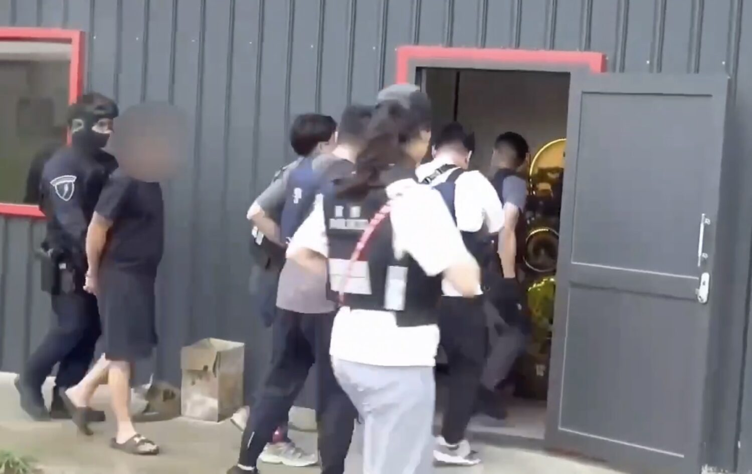 「安居專案重擊毒網」竹北警攻破新豐製毒據點查扣千包咖啡包 專案小組持搜索票前往毒品製造處所執行查緝,當場控制相關嫌犯,並深入蒐證釐清毒品集團運作模式。(圖/新竹縣警察局提供)