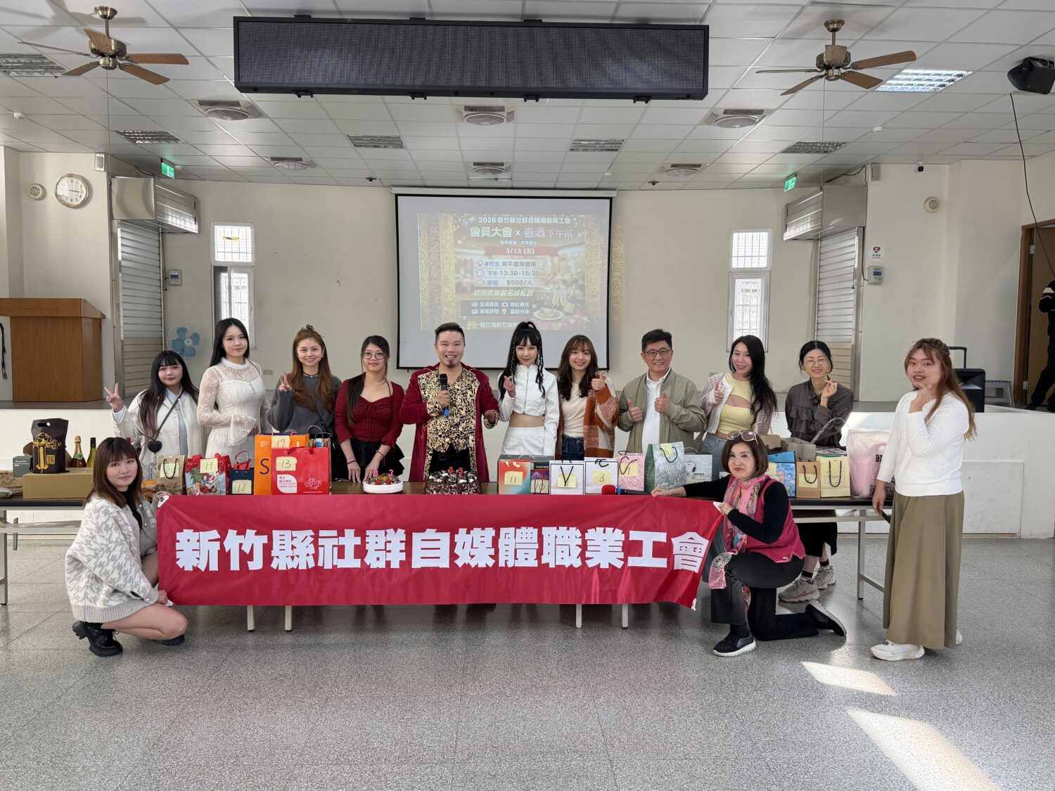 自媒體工會會員大會熱絡登場 虎克船長推「客青開講」串連青銀傳承客語文化 新竹縣社群自媒體職業工會舉辦年度會員大會,現場會員、自媒體創作者與地方民意代表齊聚合影,展現工會凝聚力與地方支持力量。(圖/記者林照東攝)
