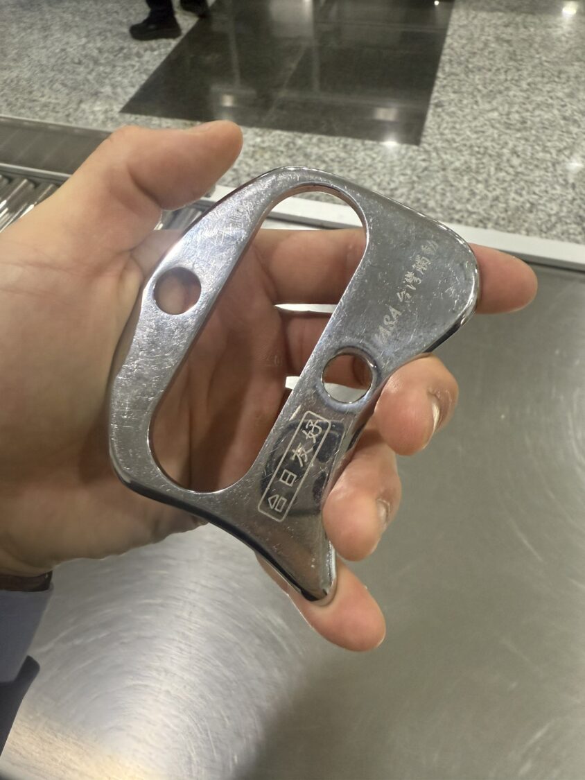 【獨家】筋膜刀也算兇器?機場查驗掀爭議 基層警10秒判斷壓力爆 筋膜刀為常見於按摩、復健與運動放鬆領域的工具,主要用於筋膜放鬆與刮痧按摩。(示意圖)