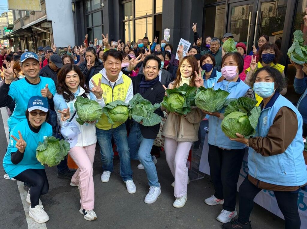 「10元換高麗菜送暖香山」500顆半小時發放完畢助青農也助弱勢 「10元換高麗菜送暖香山」500顆半小時發放完畢助青農也助弱勢