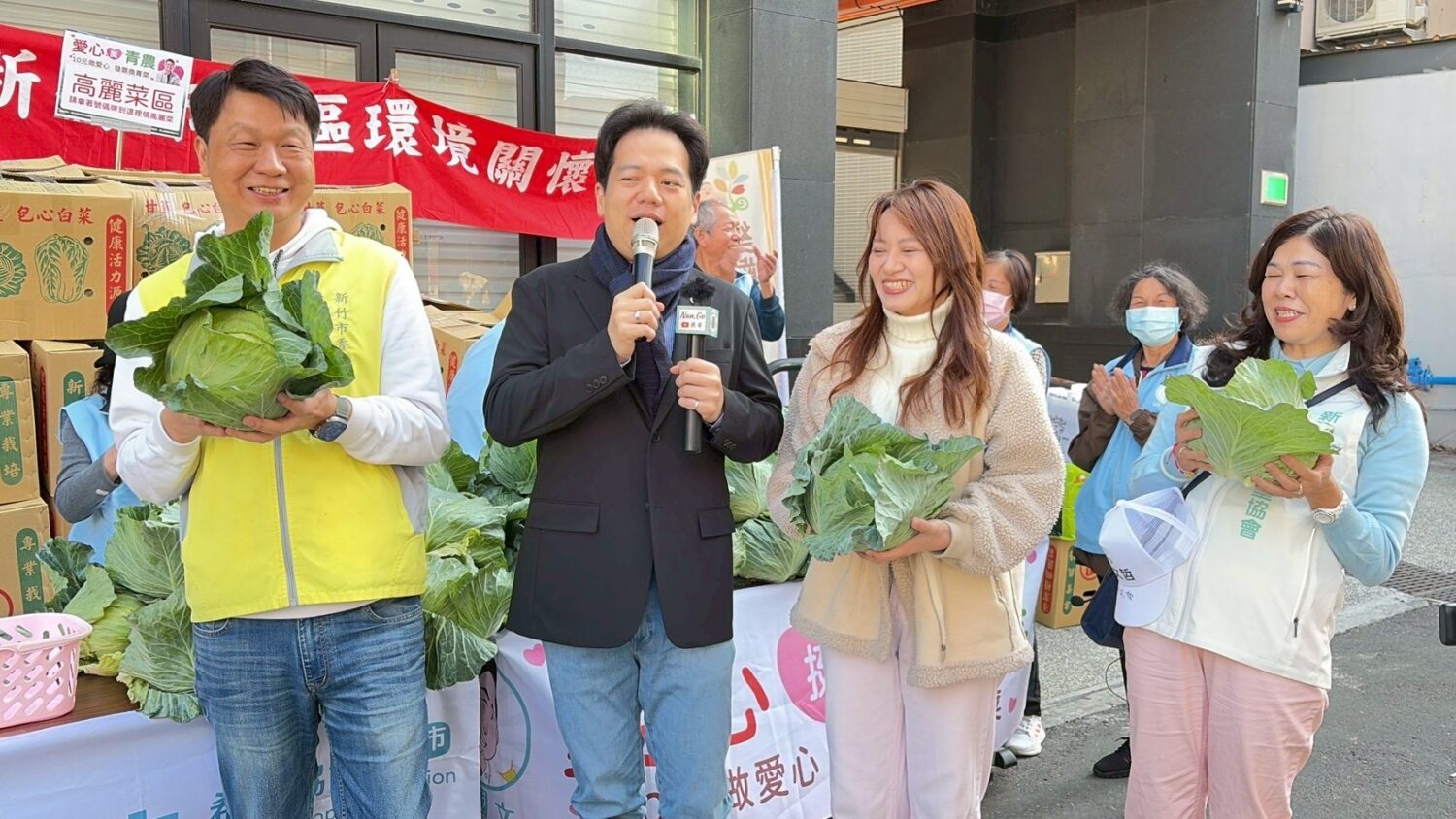 「10元換高麗菜送暖香山」500顆半小時發放完畢助青農也助弱勢 邱臣遠副市長到場力挺「愛心挺青農」公益行動,與民眾互動,為在地農業與弱勢關懷發聲。(圖/記者林照東翻攝)