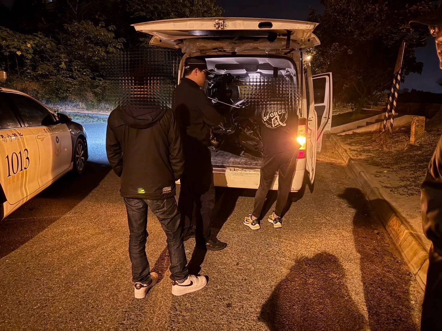 深夜封街競速擾民難忍「竹縣竹市聯手破獲改裝飆車網」拘提12人 警方持續追查飆車集團成員與涉案車輛,現場將相關嫌疑人帶回釐清案情,展現掃蕩飆車亂象決心。(圖/新竹縣警方提供)