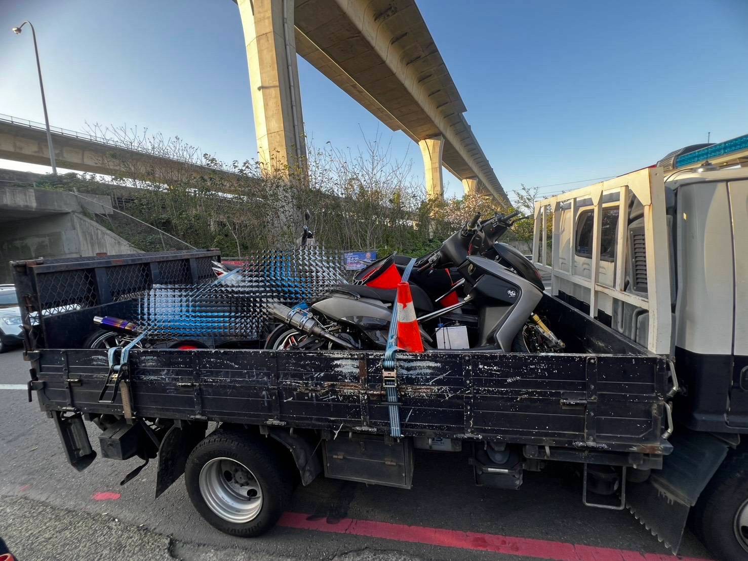 深夜封街競速擾民難忍「竹縣竹市聯手破獲改裝飆車網」拘提12人 專案小組查扣多部涉案改裝機車,並將車輛移置保管,後續協請監理機關辦理調驗。(圖/新竹縣警方提供)