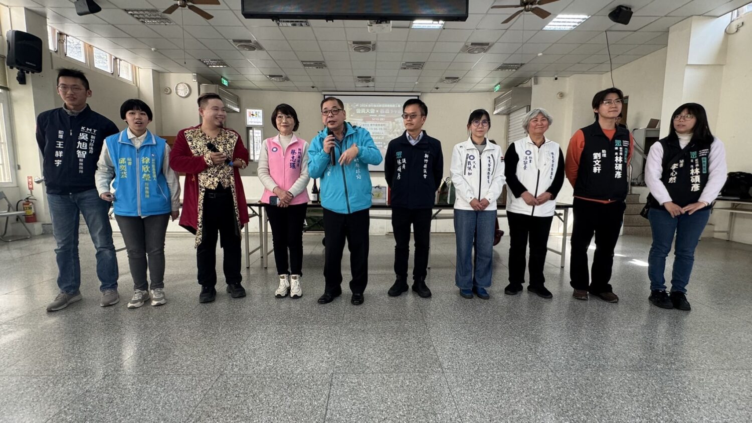 自媒體工會會員大會熱絡登場 虎克船長推「客青開講」串連青銀傳承客語文化 新竹縣社群自媒體職業工會年度會員大會中,陳見賢副縣長及地方民意代表與工會幹部到場力挺,並向會員說明勞健保制度與自媒體從業權益保障。(圖/記者林照東攝)