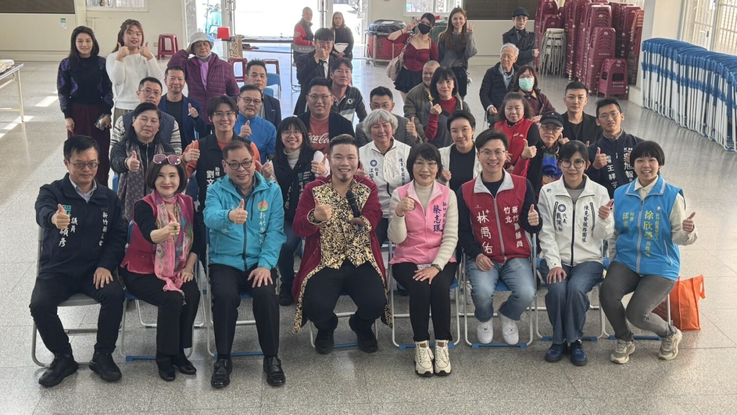 自媒體工會會員大會熱絡登場 虎克船長推「客青開講」串連青銀傳承客語文化 「客青開講-青銀共創客語傳承與社區行動」正式啟動,與會來賓及參與民眾共同合影,象徵跨世代攜手推動客語文化傳承。(圖/記者林照東攝)