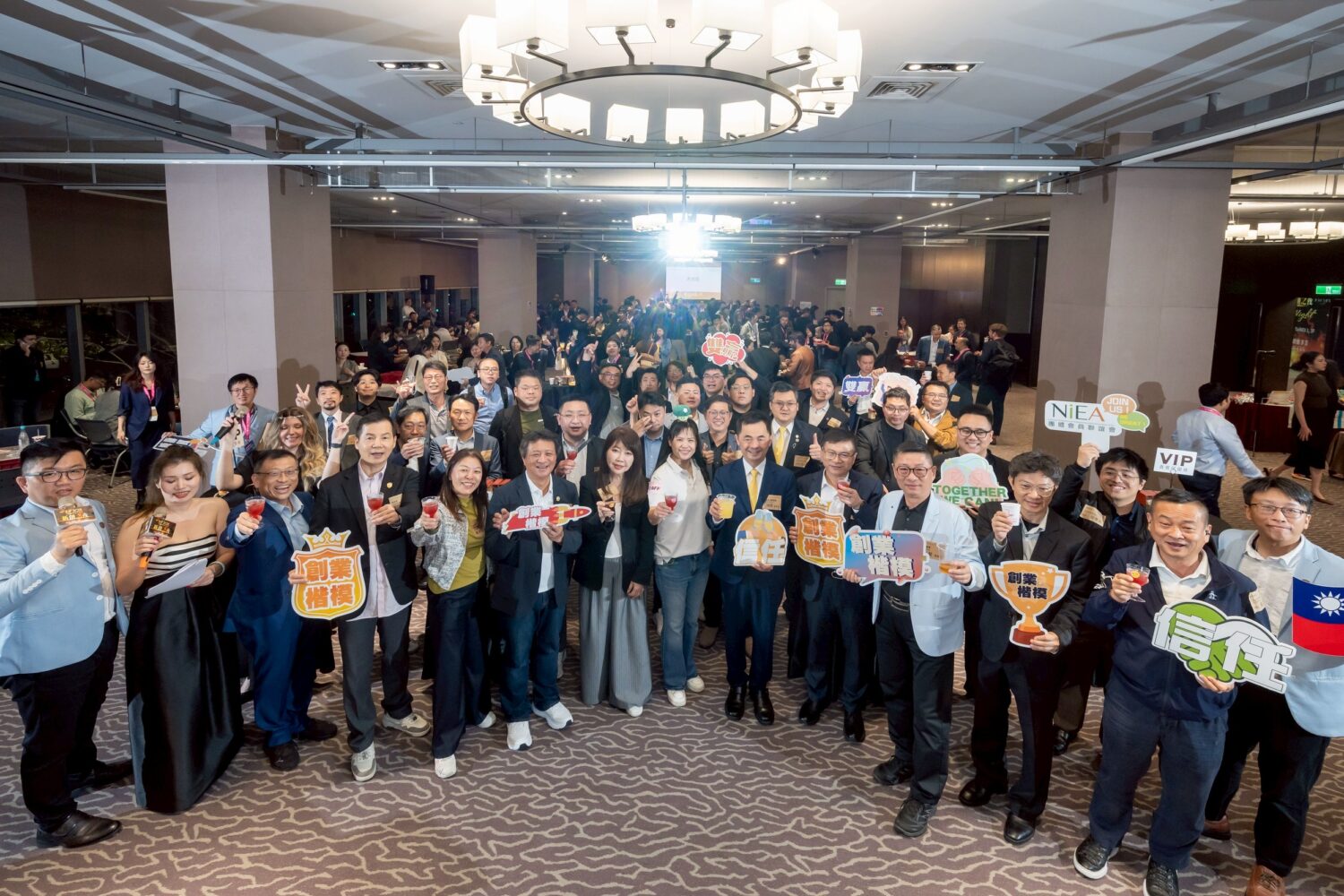 「新創之夜登場鏈結全球」新創總會打造跨域產業生態系 「新創之夜」晚宴現場盛況空前,來自半導體、車用零組件、數位科技及大健康等領域的企業領袖、新創團隊與投資人齊聚一堂,共同交流、共創產業新契機。(圖/新創總會提供)