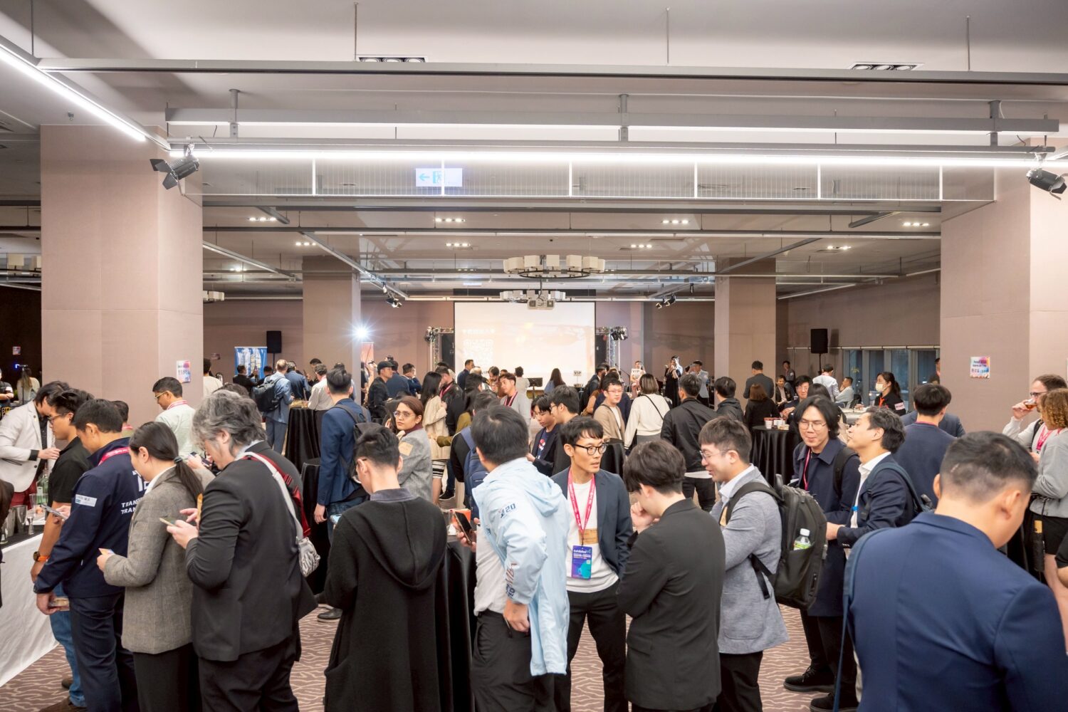 「新創之夜登場鏈結全球」新創總會打造跨域產業生態系 活動近百位海外新創與國際代表出席,透過跨國交流與合作,展現新創總會推動國際鏈結與全球市場拓展的成果。(圖/新創總會提供)