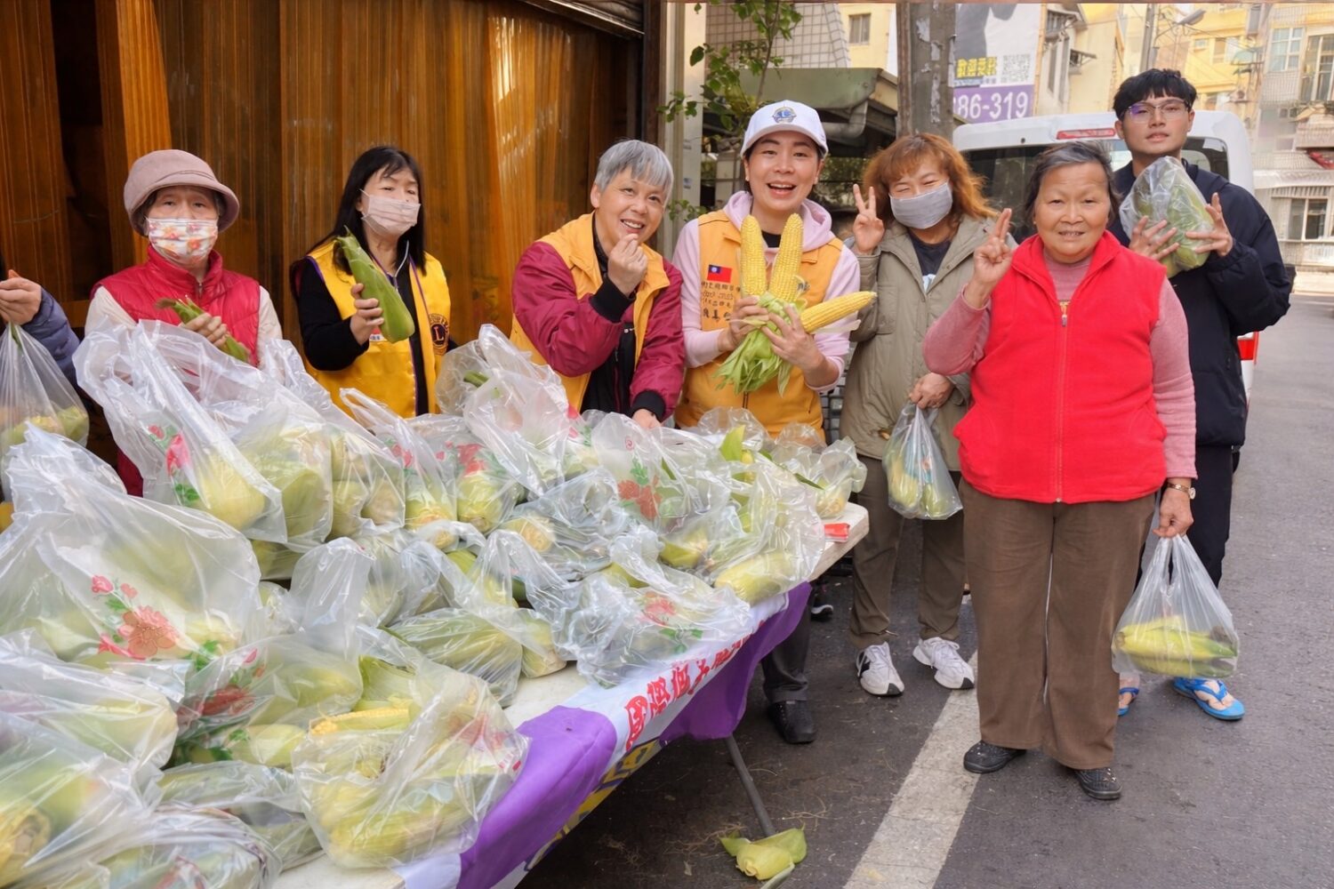 從餐飲到公益前線「陳美仁以行動深耕湖口」打造有溫度的在地影響力 現場準備大量新鮮玉米發送給居民,陳美仁董事長與志工團隊合力分送,象徵豐收與希望,為新學期注入正能量。(圖/記者林照東翻攝)