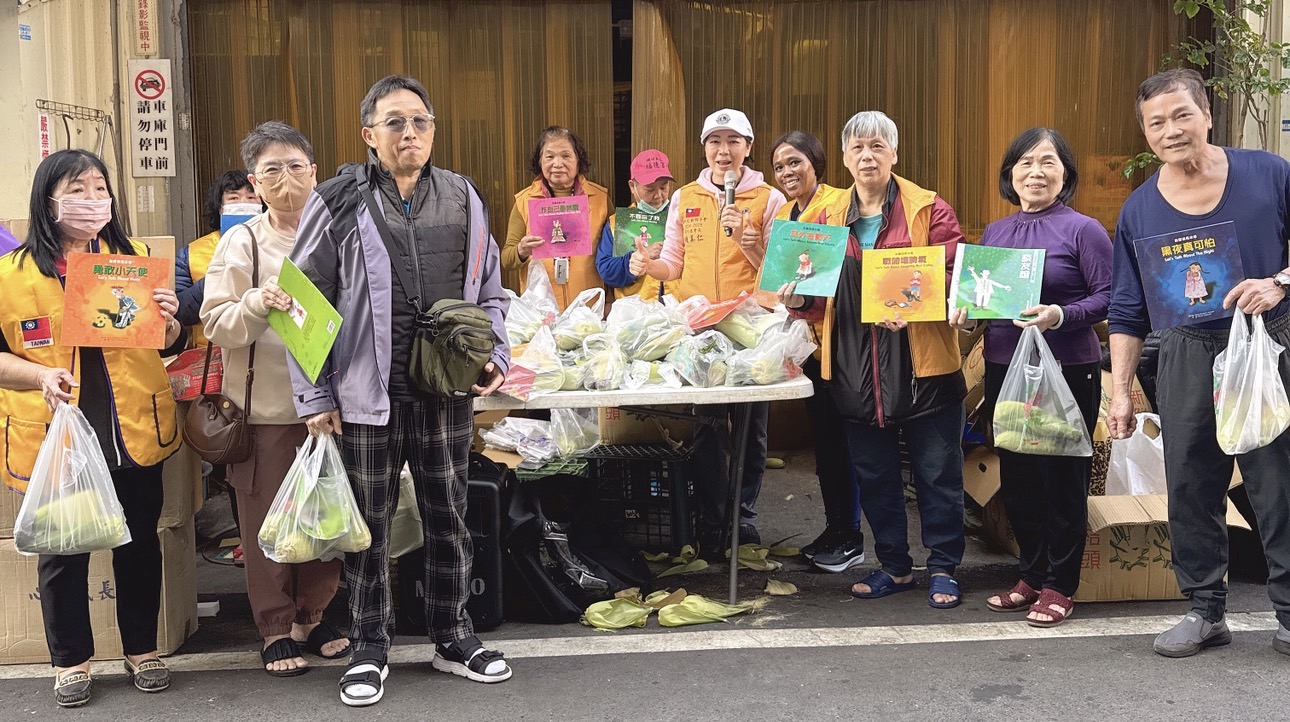 從餐飲到公益前線「陳美仁以行動深耕湖口」打造有溫度的在地影響力 志工與居民齊聚一堂,透過物資發放與交流互動,讓公益行動深入地方,實踐「取之社會、用之社會」理念。(圖/記者林照東翻攝)