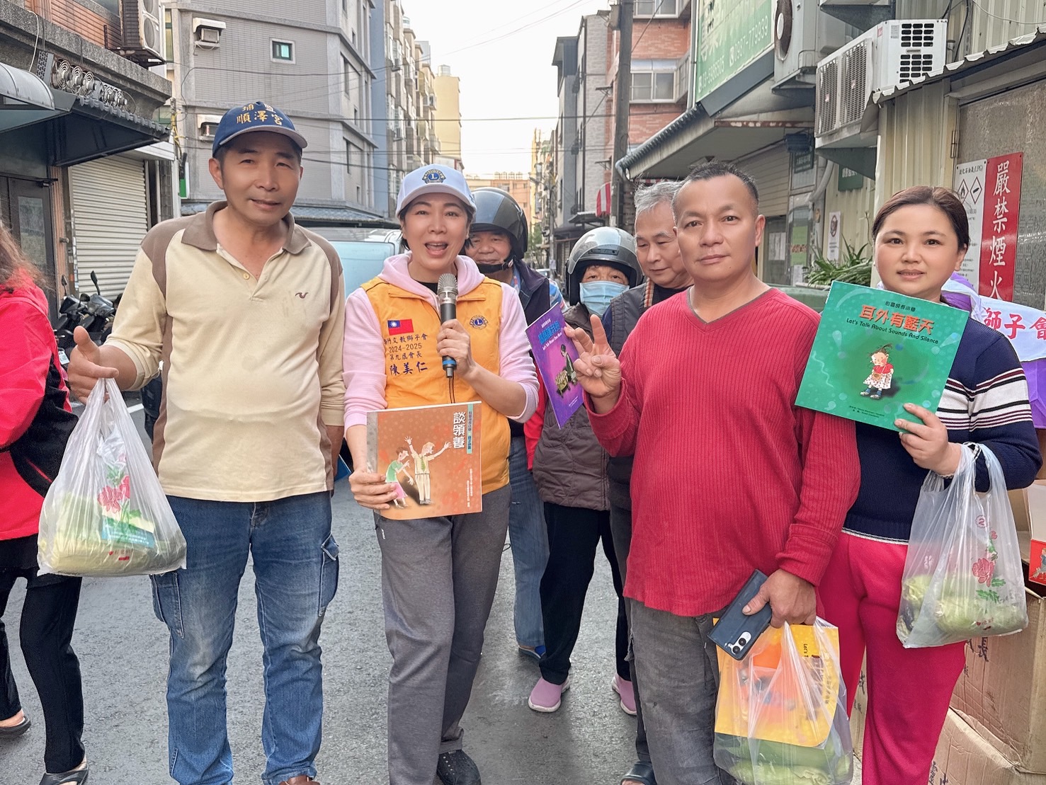 從餐飲到公益前線「陳美仁以行動深耕湖口」打造有溫度的在地影響力 陳美仁董事長走入湖口社區,親自向居民發放玉米與物資,透過面對面互動傳遞溫暖,展現企業回饋地方的實際行動。(圖/記者林照東翻攝)