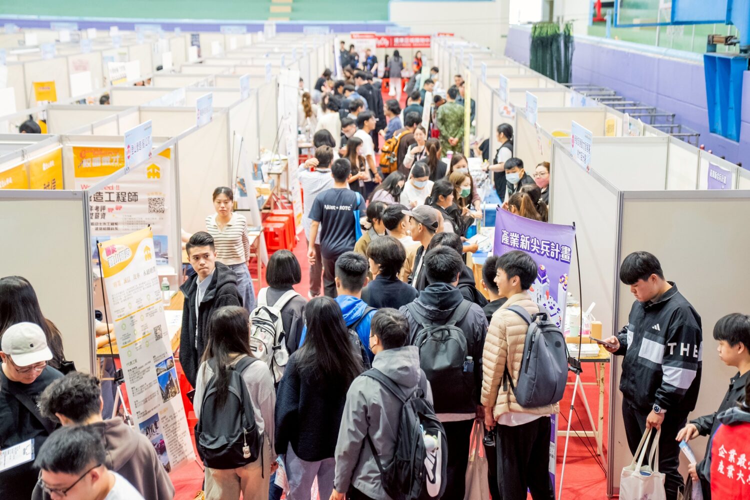 明新科大徵才博覽會湧3945人次 130家企業開出4500職缺搶半導體、AI人才 明新科技大學校園徵才博覽會盛大登場,邀集130家企業進駐,釋出逾4,500個職缺,成為北台灣青年就業重要媒合平台。(圖/明新科大提供)
